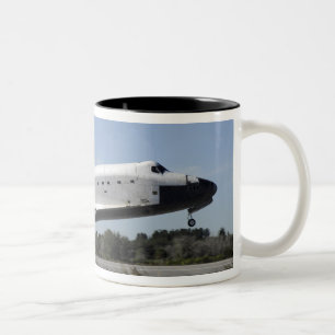 Space Shuttle Atlantis Touchs runter Zweifarbige Tasse