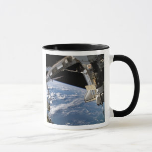 Space Shuttle Atlantis und ein Soyuz-Raumfahrzeug Tasse