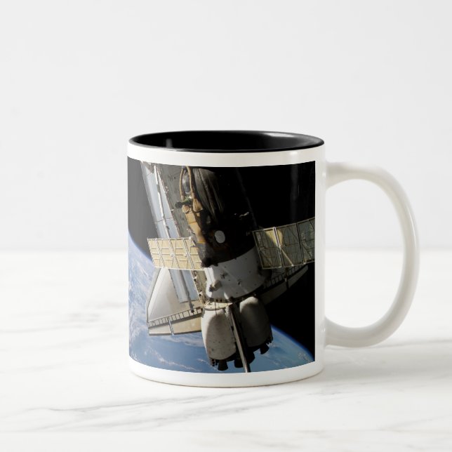 Space Shuttle Atlantis und ein Soyuz-Raumfahrzeug Zweifarbige Tasse (Rechts)