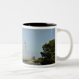 Space Shuttle Atlantis und Endeavour Zweifarbige Tasse