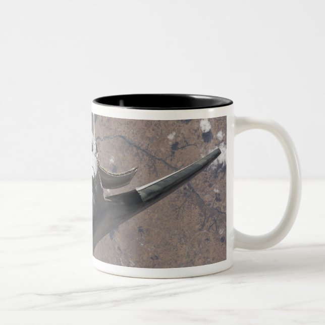 Space Shuttle Discovery 15 Zweifarbige Tasse (Rechts)
