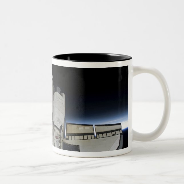 Space Shuttle Discovery 6 Zweifarbige Tasse (Rechts)