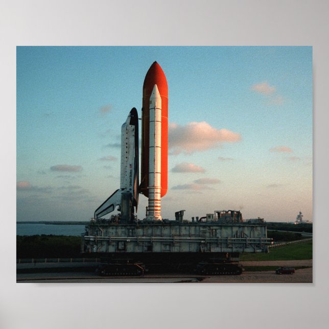 Space Shuttle Discovery auf einem Crawler Transpor Poster (Vorne)