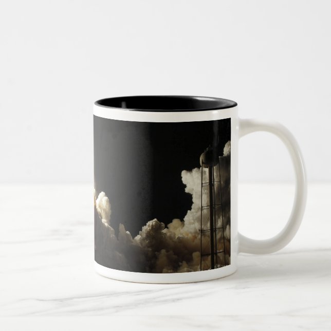 Space Shuttle Discovery hebt ab Zweifarbige Tasse (Rechts)