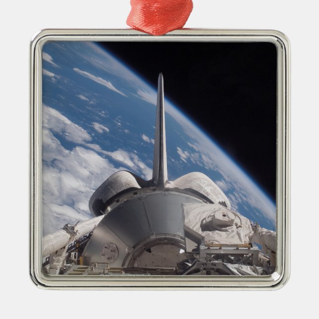 Space Shuttle Discovery im Hintergrund Ornament Aus Metall (Vorne)