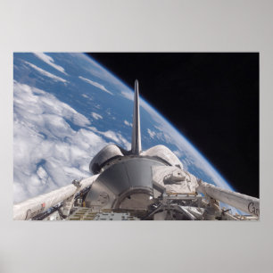 Space Shuttle Discovery im Hintergrund Poster
