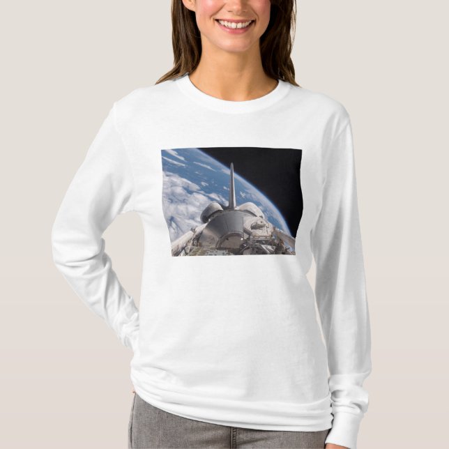 Space Shuttle Discovery im Hintergrund T-Shirt (Vorderseite)