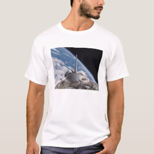 Space Shuttle Discovery im Hintergrund T-Shirt