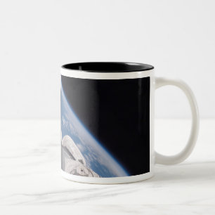 Space Shuttle Discovery im Hintergrund Zweifarbige Tasse