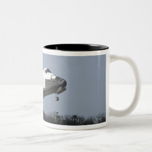 Space Shuttle Discovery landet auf der Piste 33 2 Zweifarbige Tasse