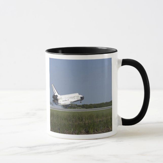 Space Shuttle Discovery landet auf der Piste 33 4 Tasse (Rechts)