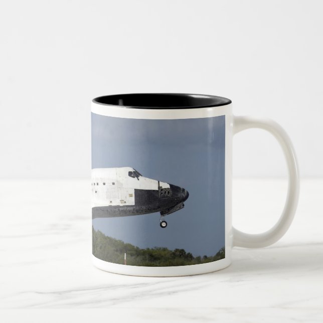Space Shuttle Discovery landet auf der Runway 33 3 Zweifarbige Tasse (Rechts)