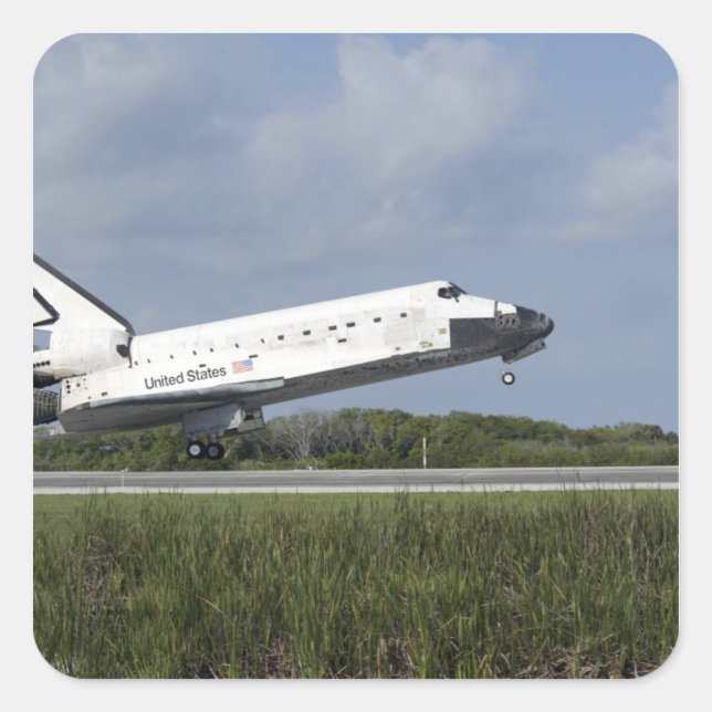 Space Shuttle Discovery landet auf der Runway 33 Quadratischer Aufkleber (Vorderseite)