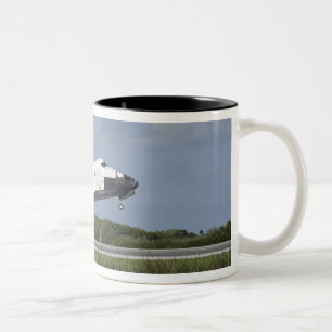 Space Shuttle Discovery landet auf der Runway 33 Zweifarbige Tasse