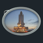 Space Shuttle Discovery Launch der NASA Ovale Gürtelschnalle<br><div class="desc">Die Raumfähre "Discovery" auf dem Startpad ist einer der Orbiter des Raumfährenprogramms der NASA und der dritte von fünf voll funktionsfähigen Orbitern,  die gebaut werden sollen. Ihre erste Mission,  STS-41-D,  flog vom 30. August bis zum 5. September 1984 und ihre letzte Mission war März 9,  2011.</div>