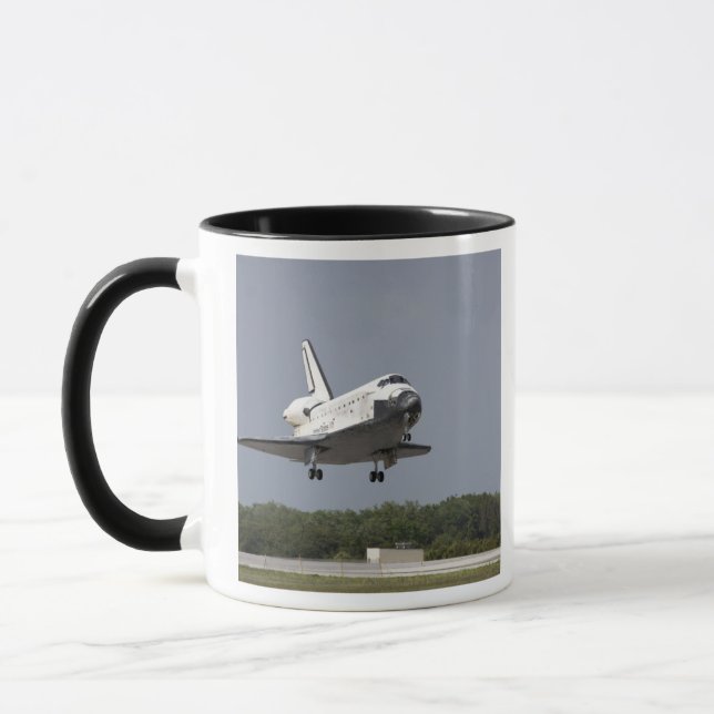 Space Shuttle Discovery nähert sich Landung 2 Tasse (Links)