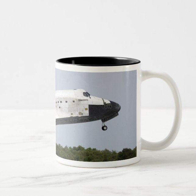 Space Shuttle Discovery nähert sich Landung 4 Zweifarbige Tasse (Rechts)