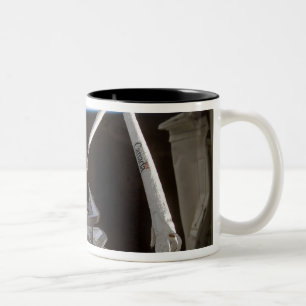 Space Shuttle Discovery: Nutzlastschacht 2 Zweifarbige Tasse