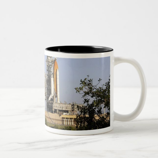 Space Shuttle Discovery steht bereit 3 Zweifarbige Tasse (Rechts)