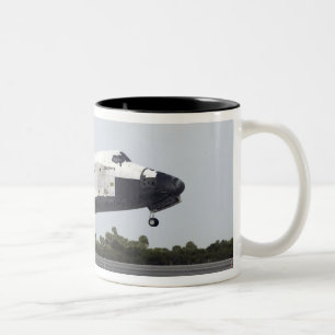 Space Shuttle Discovery Touchs runter Zweifarbige Tasse