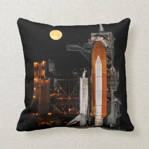 Space Shuttle Discovery und Mond Kissen