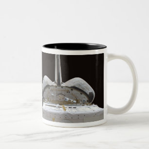 Space Shuttle Discovery's Nutzlastschacht Zweifarbige Tasse