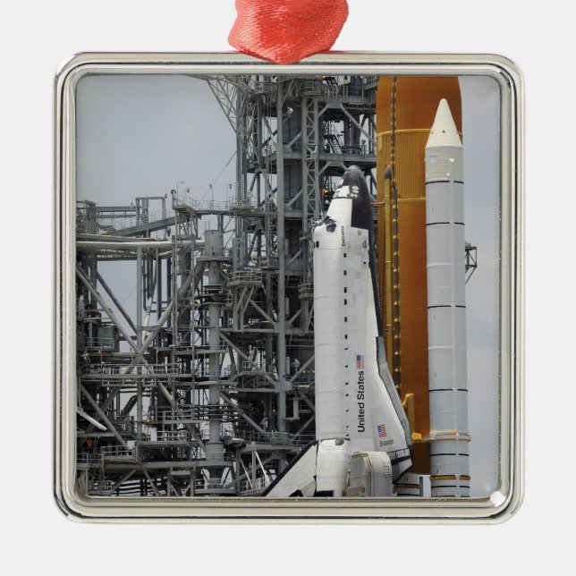 Space Shuttle Endeavor auf dem Launchpad 2 Silbernes Ornament (Vorne)