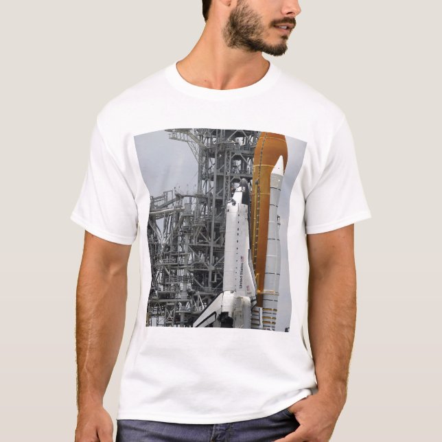 Space Shuttle Endeavor auf dem Launchpad 2 T-Shirt (Vorderseite)