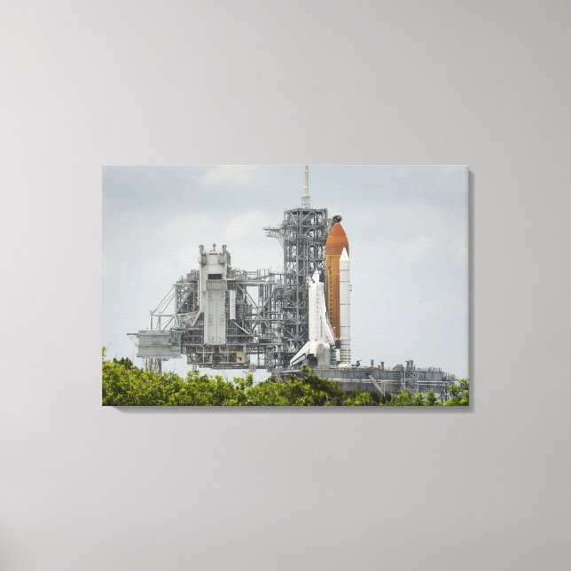 Space Shuttle Endeavor auf dem Launchpad 3 Leinwanddruck (Vorderseite)