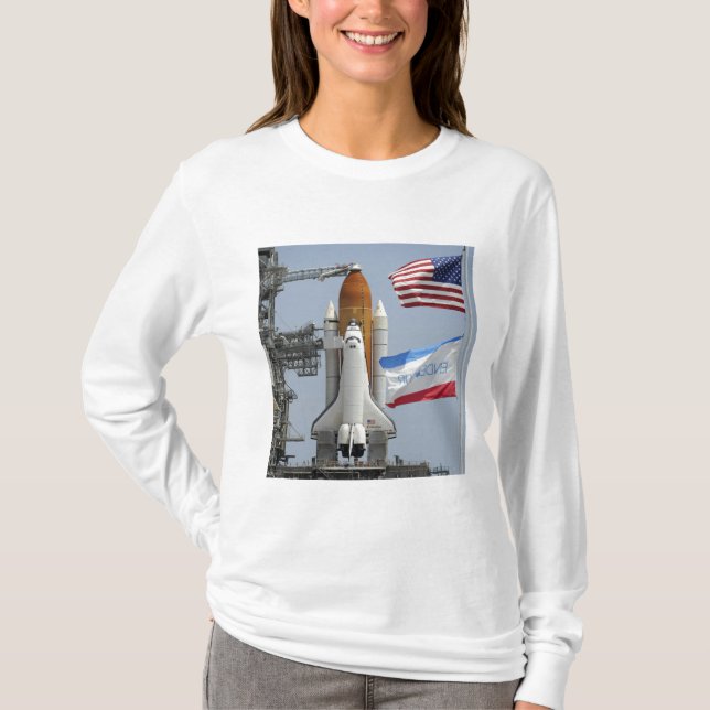 Space Shuttle Endeavor auf dem Launchpad 3 T-Shirt (Vorderseite)