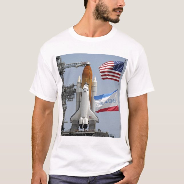 Space Shuttle Endeavor auf dem Launchpad 3 T-Shirt (Vorderseite)