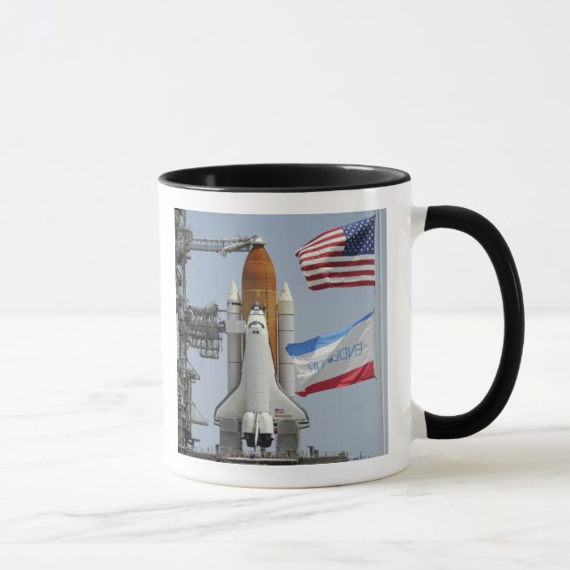 Space Shuttle Endeavor auf dem Launchpad 3 Tasse (Rechts)