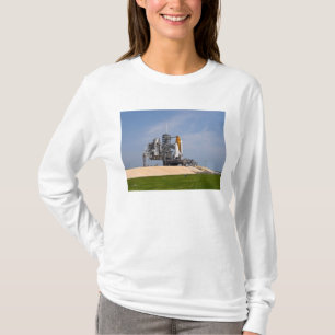 Space Shuttle Endeavor auf dem Launchpad 4 T-Shirt