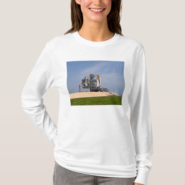 Space Shuttle Endeavor auf dem Launchpad 4 T-Shirt (Vorderseite)