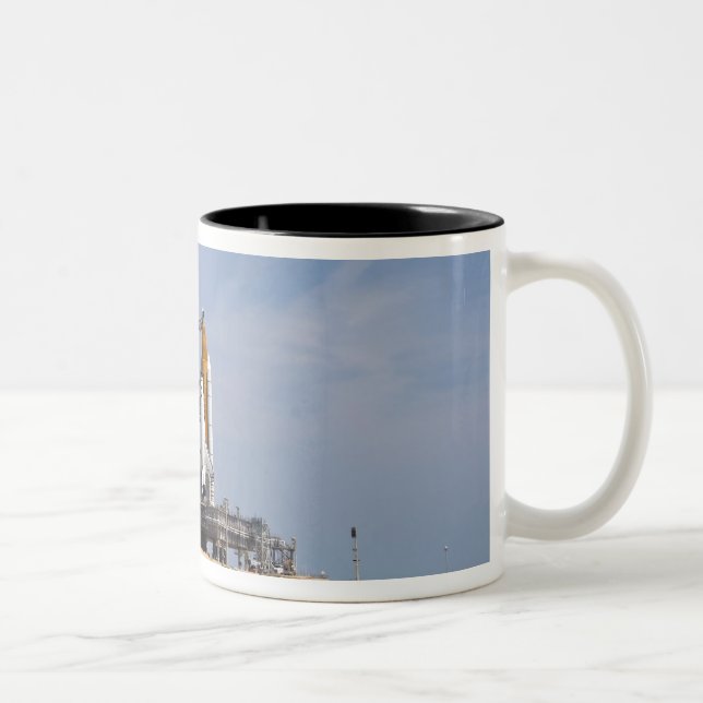Space Shuttle Endeavor auf dem Launchpad 4 Zweifarbige Tasse (Rechts)