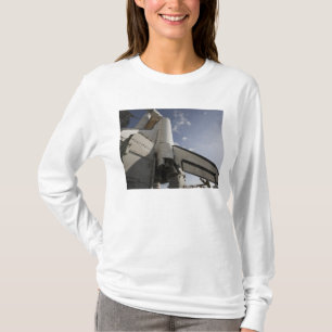 Space Shuttle Endeavor auf dem Launchpad 6 T-Shirt