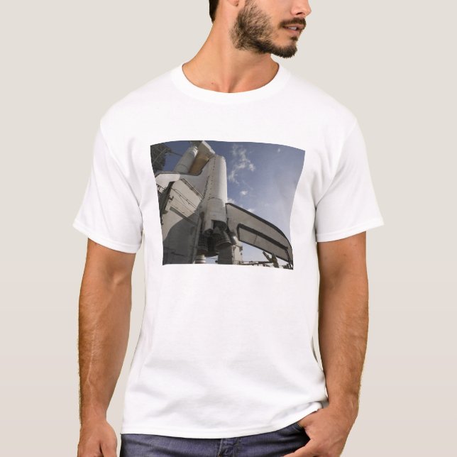 Space Shuttle Endeavor auf dem Launchpad 6 T-Shirt (Vorderseite)