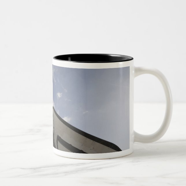 Space Shuttle Endeavor auf dem Launchpad 6 Zweifarbige Tasse (Rechts)