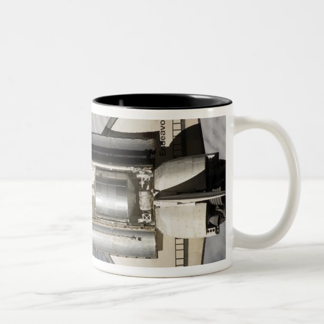 Space Shuttle Endeavour 9 Zweifarbige Tasse (Rechts)
