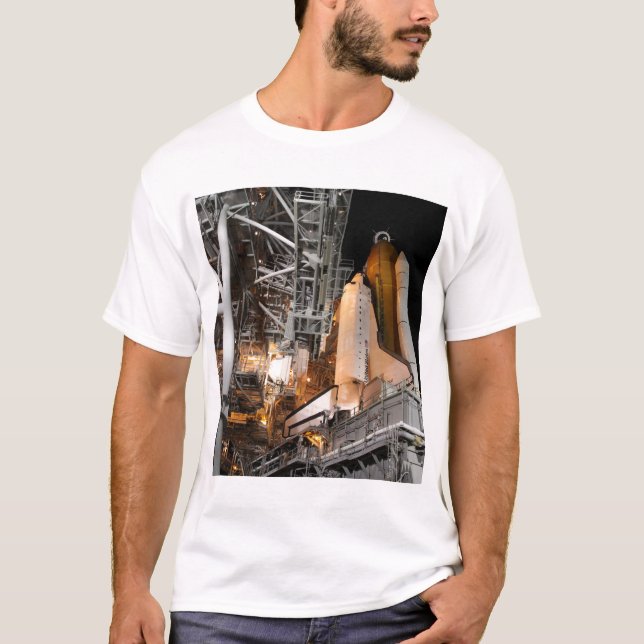 Space Shuttle Endeavour auf der Ladestation T-Shirt (Vorderseite)