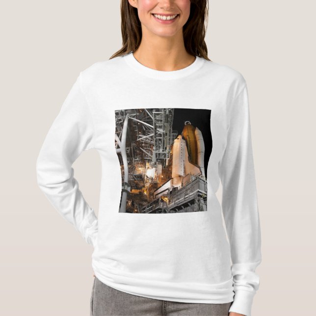 Space Shuttle Endeavour auf der Ladestation T-Shirt (Vorderseite)