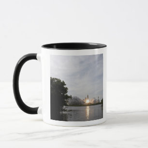 Space Shuttle Endeavour hebt 3 Tasse