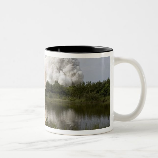 Space Shuttle Endeavour hebt 7 Zweifarbige Tasse (Rechts)