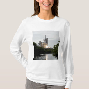 Space Shuttle Endeavour hebt ab T-Shirt