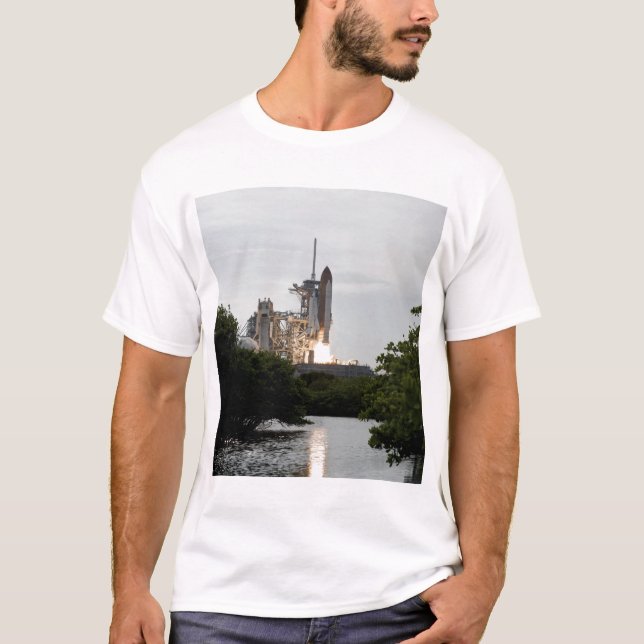 Space Shuttle Endeavour hebt ab T-Shirt (Vorderseite)