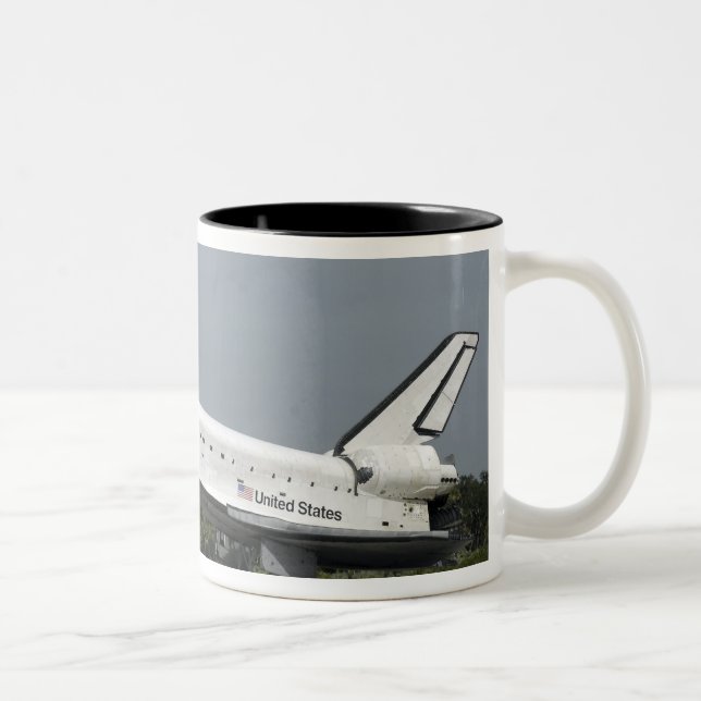 Space Shuttle Endeavour Touchs nach unten Zweifarbige Tasse (Rechts)