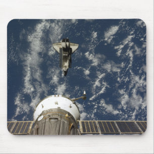 Space Shuttle Endeavour und ein Sojus-Raumfahrzeug Mousepad
