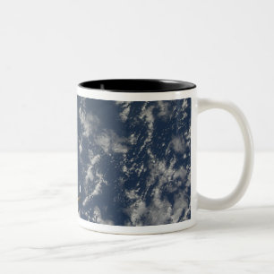 Space Shuttle Endeavour und ein Sojus-Raumfahrzeug Zweifarbige Tasse