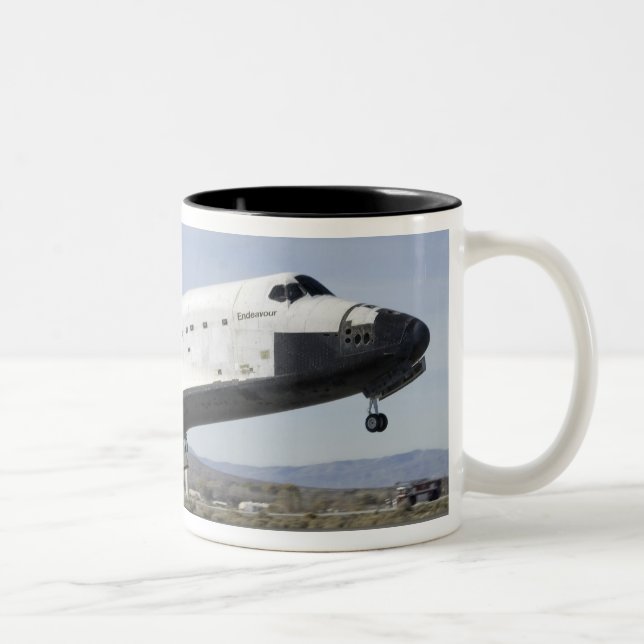Space Shuttle Endevor's Hauptfahrwerk Zweifarbige Tasse (Rechts)