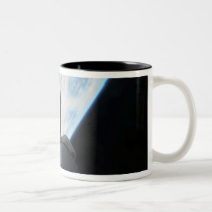 Space Shuttle Endevor's Nutzlastschacht 2 Zweifarbige Tasse